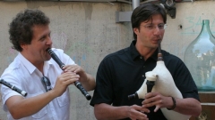 Веско Пантелеев - Ешкенази (л.) и Максим Ешкенази с необичайни за тях инструменти в изпълнение на Право тракийско хоро.
