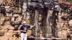 Симеон Идакиев на терасата на слоновете в комплекса от храмове Ангкор.