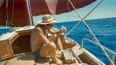 Дончо Папазов в открито море на своята яхта по време на една от пътешествията си.