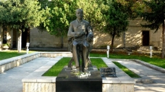 Паметник на дарителя Димитър Апостолов Ценов в градинката пред Ректората на Стопанската Академия, Свищов.