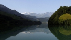 Бернските Алпи се отразяват в спокойните води на Лунгернското езеро, Швейцария.
