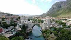 Град Мостар в Босна и Херцеговина. Той е разположен на двата бряга на река Неретва. Сред най-големите му архитектурни забележителности е Стари мост.