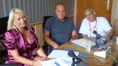 Анелия Торошанова разговаря с Георги Дамянов и Кристиян Бояджиев (отляво надясно).