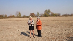 Анелия Торошанова (на сн. вляво) разговаря с Мария Стоева.Това е земята, която вече не е собственост на нашата слушателка.