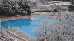 Необичайните за района снеговалежи и минусови температури не отказаха  гостите да използват и външните басейни с топла минерална вода