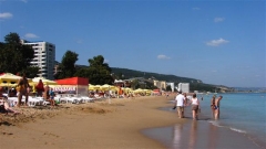 Летовници, предимно от чужбина, „окупираха” плажа на „Златни пясъци” още в началото на юни.