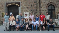 Участниците в международния семинар „Толерантност и културни взаимоотношения на Балканите” пред сградата на НАИМ в София.