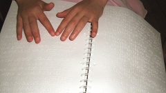 За книгите на брайл се използва чиста целулоза, за да могат страниците да устояват на многократния допир при четенето с пръсти.