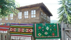 Здание Галатанского училища, где находится экспозиция „Старинные котленские ковры и ткани”