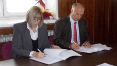 Drejtori i Bibliotekës Kombëtare dhe Universitare të Kosovës, Prof. Dr. Sali Bashota dhe drejtorja e Bibliotekës së Universitetit të Sofjes “Shën Kliment i Ohrit”, znj. Anna Angellova nënshkruan një marrëveshje bashkëpunimi.