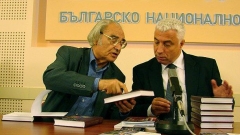 80 vjetori i shkrimtarit qe shkak për takim me të më 13 shtator në Radion Kombëtare Bullgare. Anton Donçev i dhuroi bibliotekës së radios 12 vëllime me krijimet e veta. Në foto: drejtori i përgjithshëm i Radios Kombëtare Bullgare Valeri Todorov pranon dhurimin.