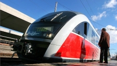 Trenat e rinj duken futuristike në sfondin e vagonëve dhe lokomotivave të vjetra