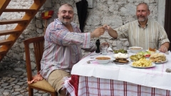 Uti Bëçvarov (majtas) dhe prof. Nikollaj Ovçarov shijuan gjellët tradicionale shqiptare.