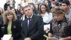 Ministri i arsimit Sergej Ignatov (në mes) prezantoi platformën “Sistemi i rejtingut të shkollave të larta në Bullgari” para nxënësve të shkollës së mesme “Dobri Vojnikov” në kryeqytet.