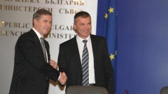 Ministri i arsimit Sergej Ignatov (djathtas) dhe drejtuesi i programit “Bota përpara” Xhon Dejvis.