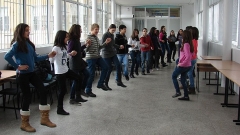 Nëpërmjet valleve dhe muzikës nxënësit kapërcejnë paragjykimet mes njëri-tjetrit.