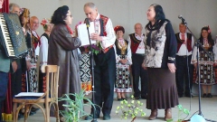 Këngëtarja popullore Dinka Ruseva dhe Orkestra “Veselie” duke përshëndetur Kiçka Savovën.