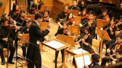 Dirigjent i orkestrës është bullgari Maksim Eshkenazi.