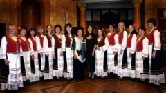 Prof. Nelli LiPuma (në mes djathtas) dhe dirigjentja Darena Popova bashkë me Formacionin folklorik “Çemerika”.