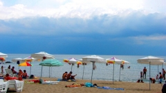 Karadeniz sayfiyemizdeki plajlar, sektörde düşüş yaşanma tahminlerine rağmen şuan tatilcilerle dolup taşıyor.