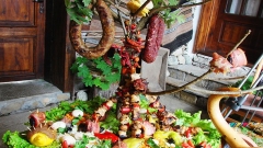 Apriltsi bölgesinde üretilen et ürünlerinden ve sebzelerden oluşan bu “lezzet ağacı” , yerli halkın , ürünlerinin turistik bir atraksyon olarak sunma hedefinin en güzel göstergesidir.