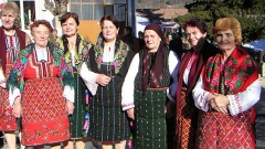 Dobırsko neneleri- yöresel kıyafetleriyle ve güzel sesleriyle turistleri büyüylüyorlar.