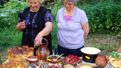 Festival çerçevesinde düzenlenen yemek sergisine, eski yemek çeşitlerini hazırlayan yerli ev hanımları da katılıyor.