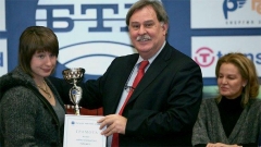 BTA Genel Müdürü Maksim Minçev, Balkanlar'ın 2010 yılının En İyi Sporcusu ödülünü Stanka Zlateva'ya takdim etti. Bulgaristan Olimpiyat Komitesi Başkanı Stefka Kostadinova/ sağda/.