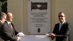 Президентът (1997-2002) Петър Стоянов (дясно) и заместник-министърът на външните работи на Унгария Жолт Немет (ляво) откриха паметна плоча за поета и дисидент Йордан Русков, пред унгарското посолство в София.