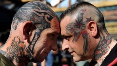 Фигурите в косата вече не са култови, но татуировките май вечно са актуални...