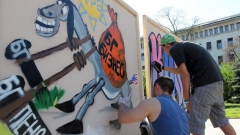 Майстори на графити искуството сега се насочват не към изкуствените стени и коритото на реката, а към превръщането на сивите панелки в творби на градската среда