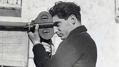 Фотографът Робърт Капа (1913 – 1954) в действие