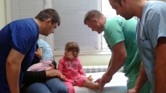 Д-р Атанас Кацаров (със зеления екип) знае рисковите фактори за промяна в детското стъпало
