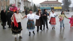       Традиционното хоро за Бабинден в центъра на Ново село.