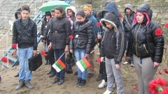 Ученици във Видин отдават почит на ромите, жертви на Холокоста