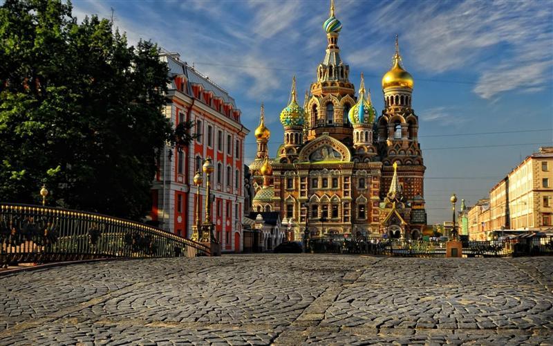 Властите в руския град Санкт Петербург обявиха нови ограничения във