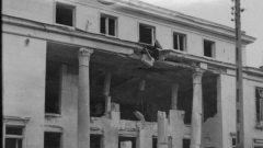Бомбардираното читалище във Враца.